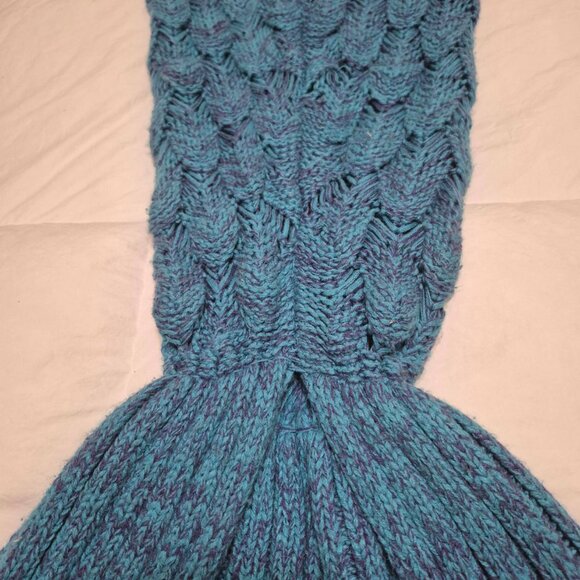 Turquoise Mermaid Tail Blanket for Adult size - Picture 9 of 15